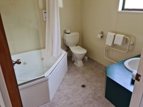 蒂阿瑙湖景假日公园-浴室