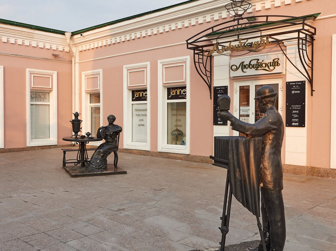 The Photographer And The Lady At The Samovar Monument-鄂木斯克必去景点