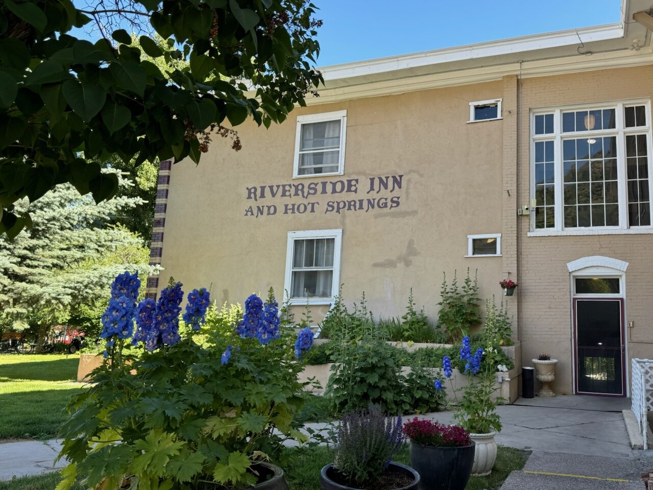 Riverside Hot Springs Inn & Spa-浴室