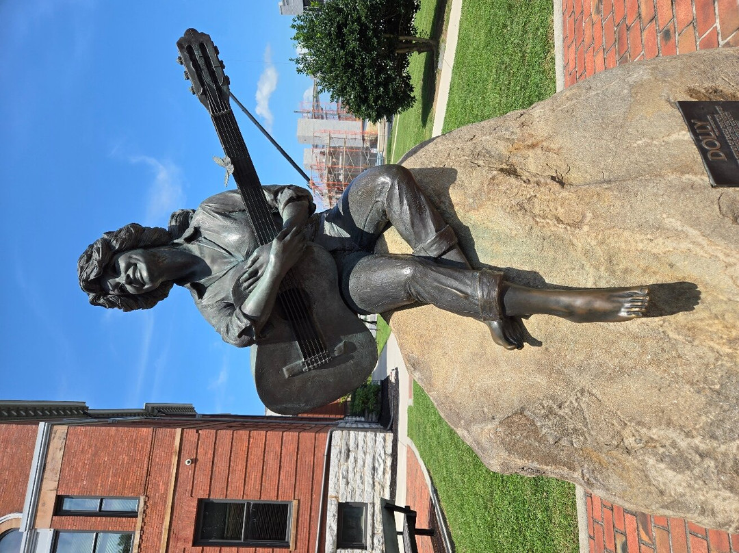 Dolly Parton Statue-塞维尔维尔必去景点