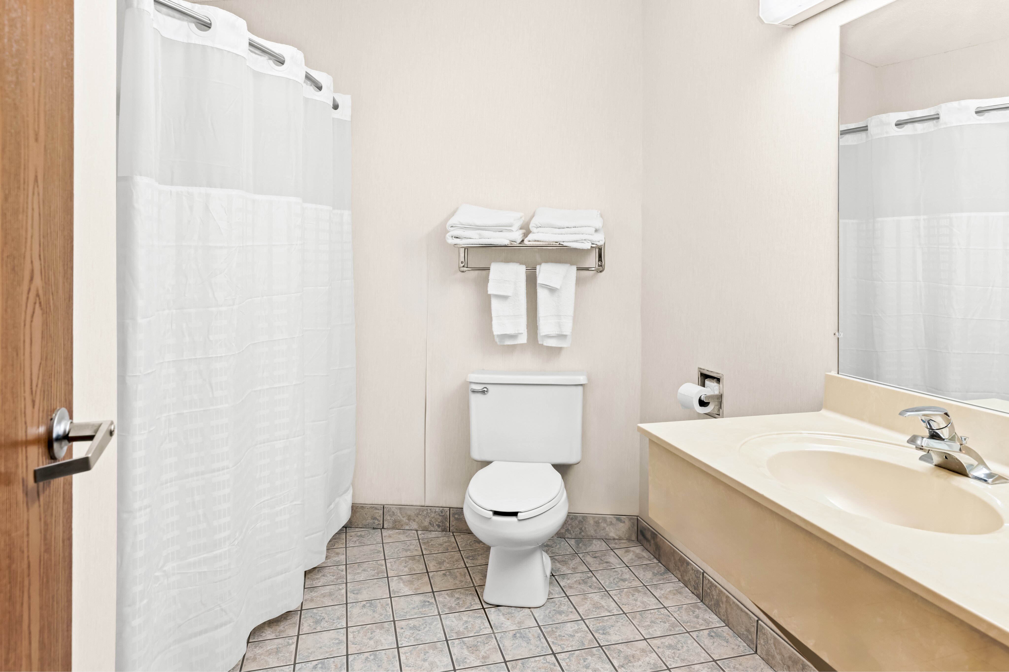 Americas Best Value Inn Tahquamenon Country-浴室