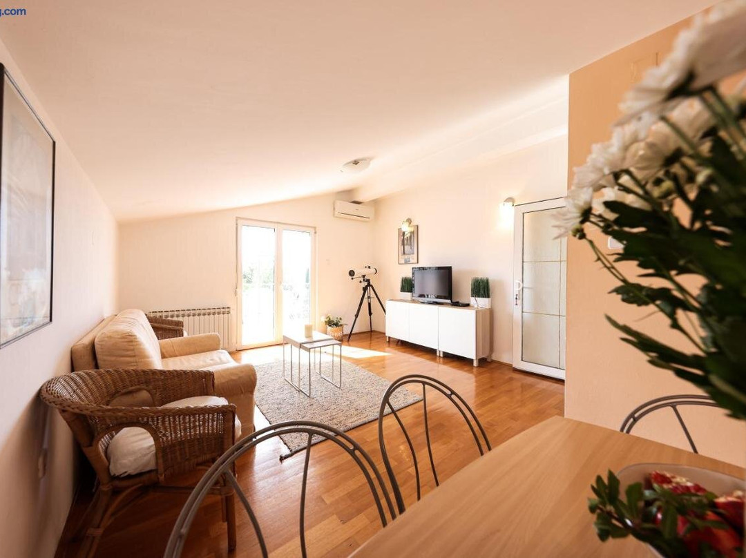 Apartment and Rooms Santini