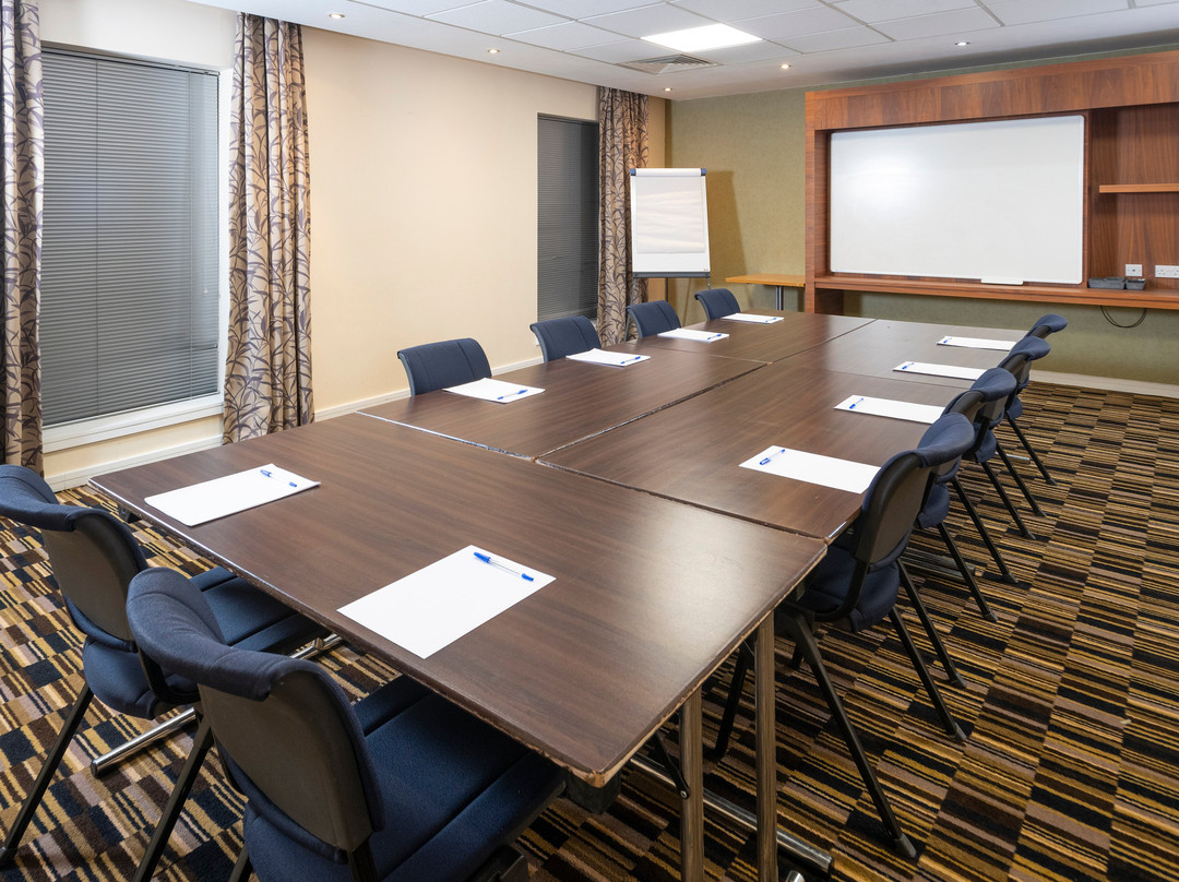 快捷假日斯蒂夫尼奇酒店主图