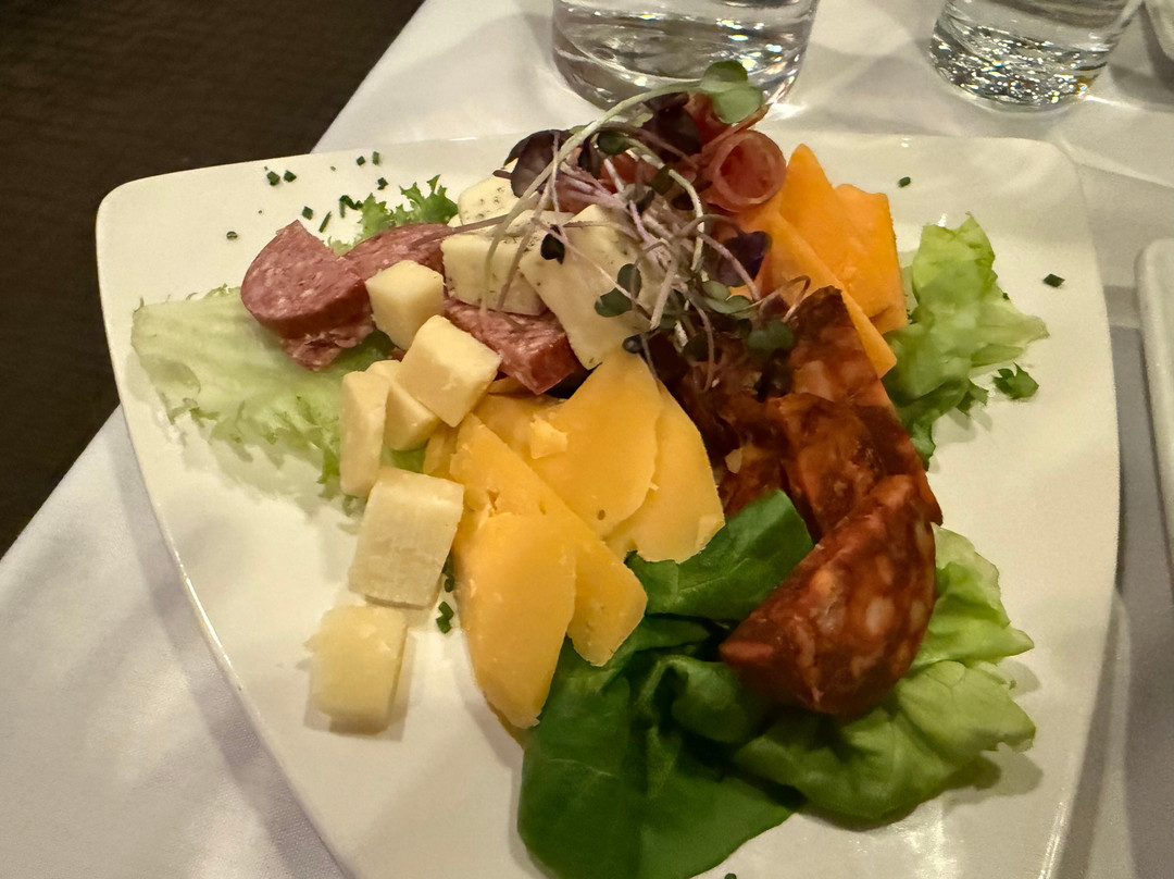 特拉弗斯城坎布里亚套房酒店主图