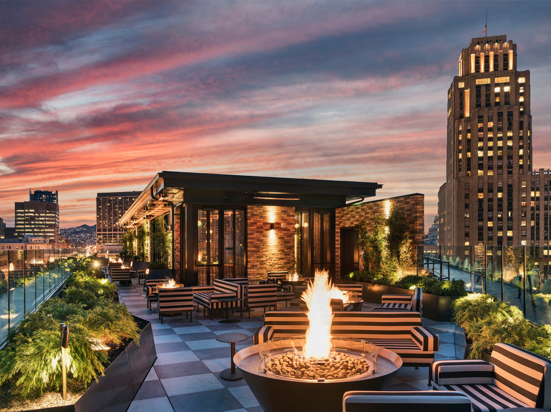 雷诺阿酒店主图