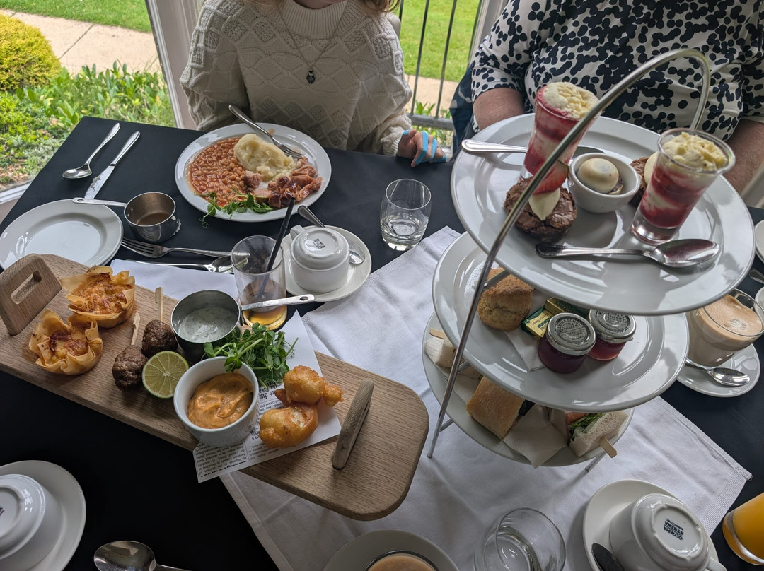 阿斯特利河畔酒店主图