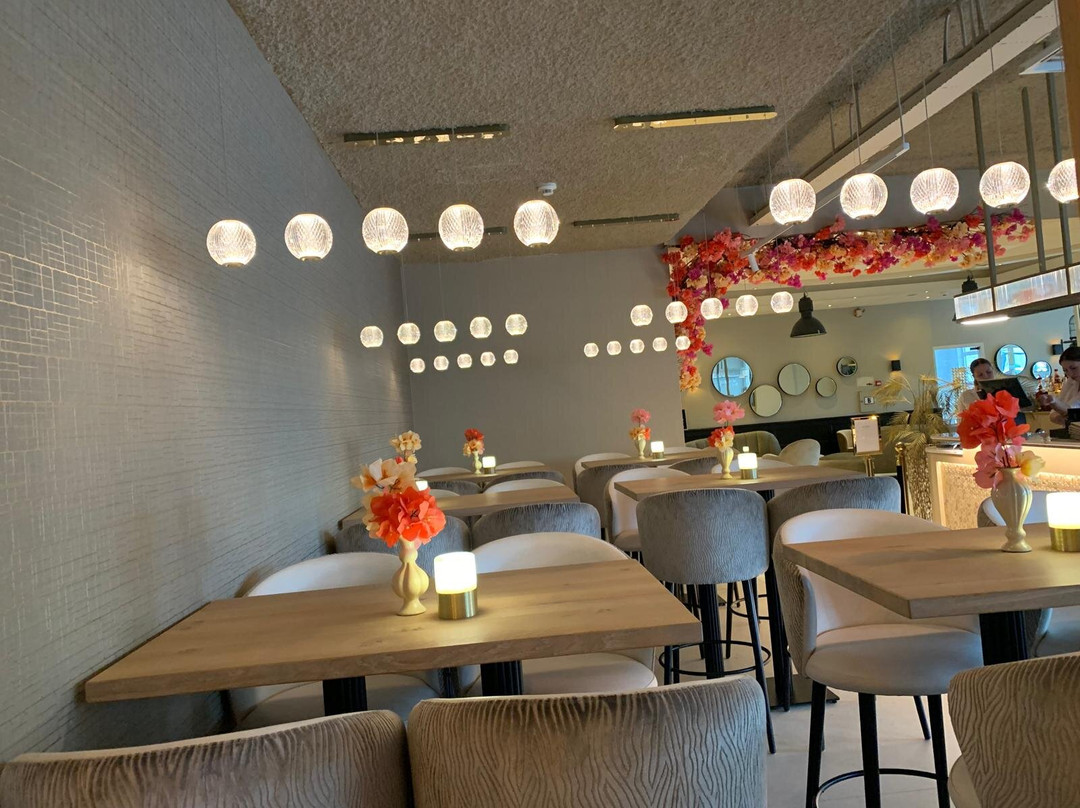 金色郁金香酒店主图