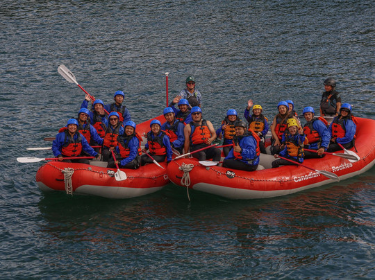 Canadian Rockies Rafting-坎莫尔必去景点