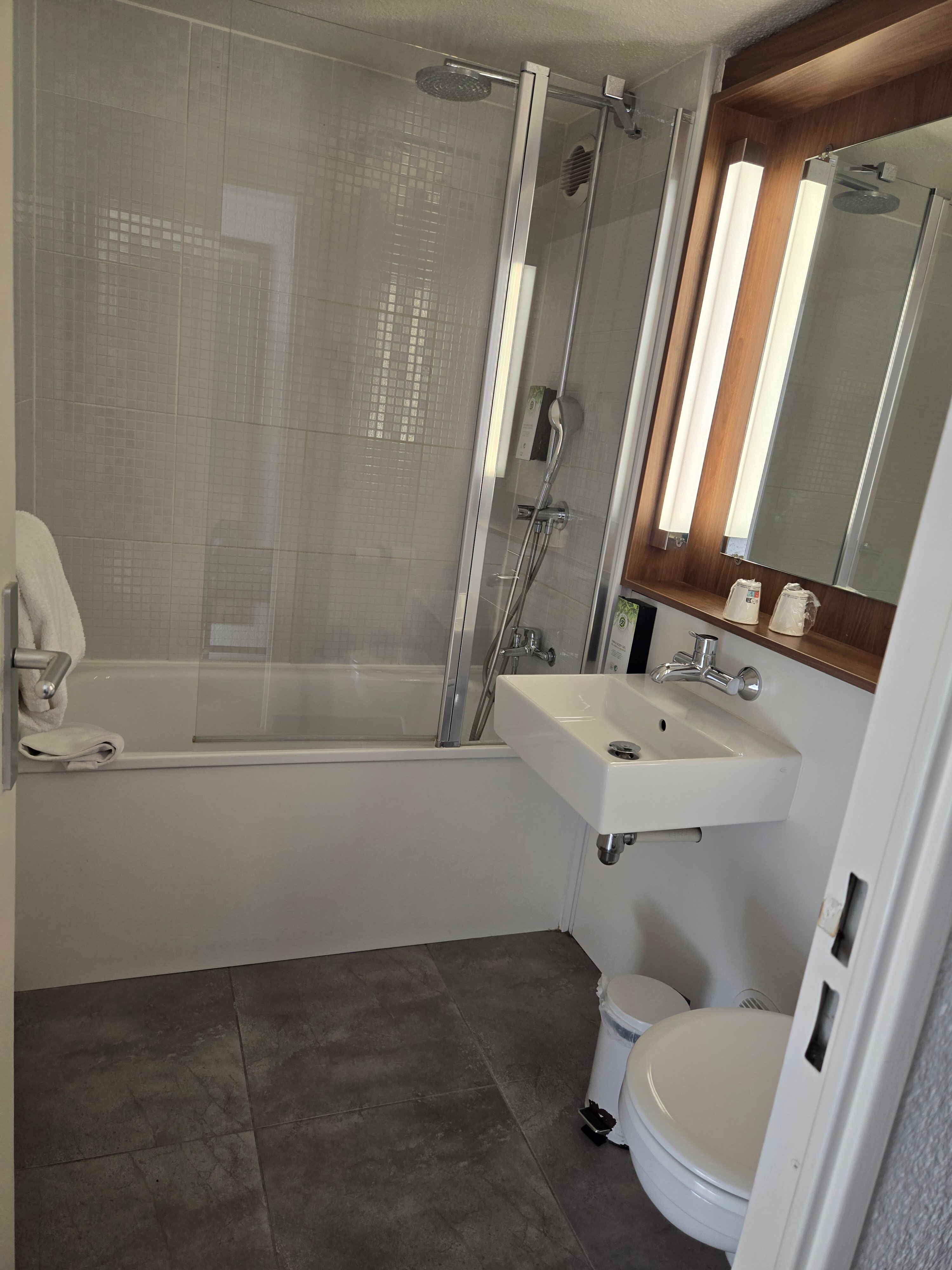 塞纳河畔维尔尼斯普瓦西钟楼酒店-浴室