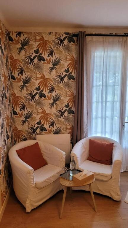 A L'Ombre De La Treille主图