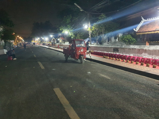 布施仪式-琅勃拉邦必去景点