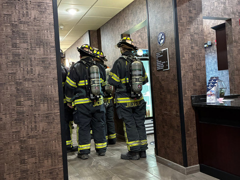 鹅卵石套房酒店-小滑道主图