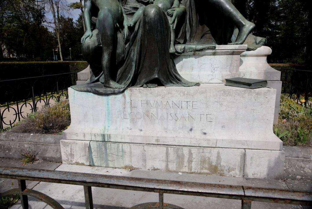 La statue de Louis Pasteur-多勒必去景点
