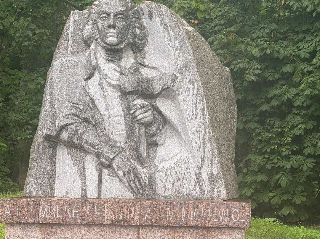 Monument to Adam Mickiewicz-泽列诺格拉茨克必去景点