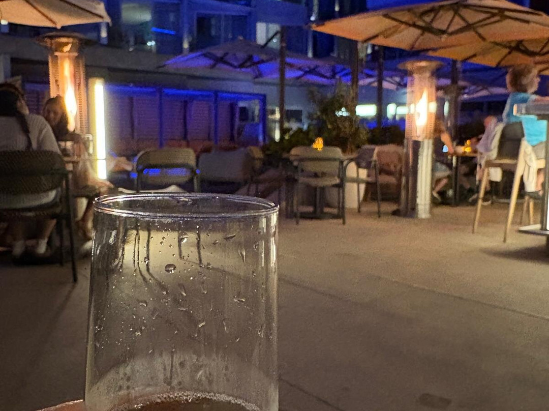 岸边酒店主图