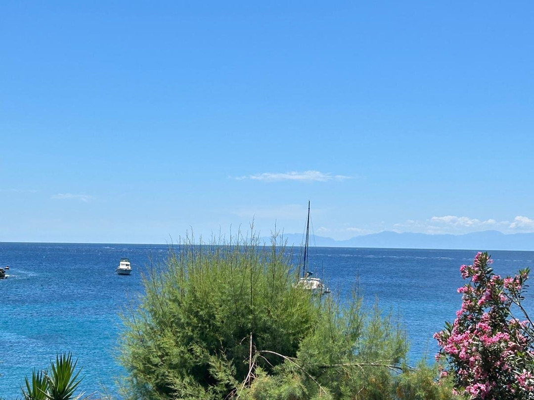 Roussoum Gialos Beach-Patitiri必去景点