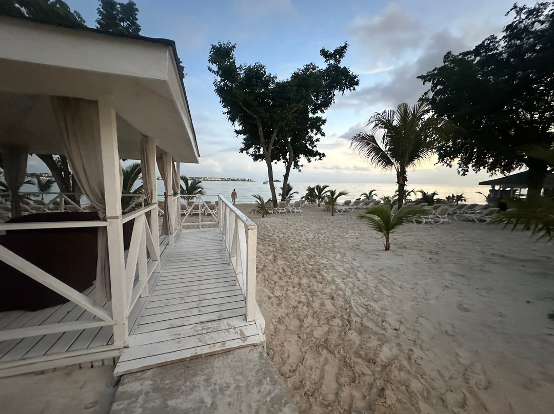 尼哥瑞尔全包悦宜湾酒店主图
