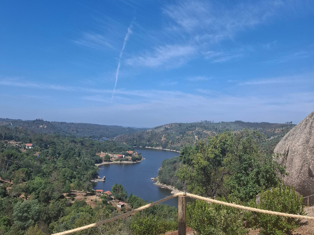 Miradouro do Penedo C'Abana-Povoa de Midoes必去景点