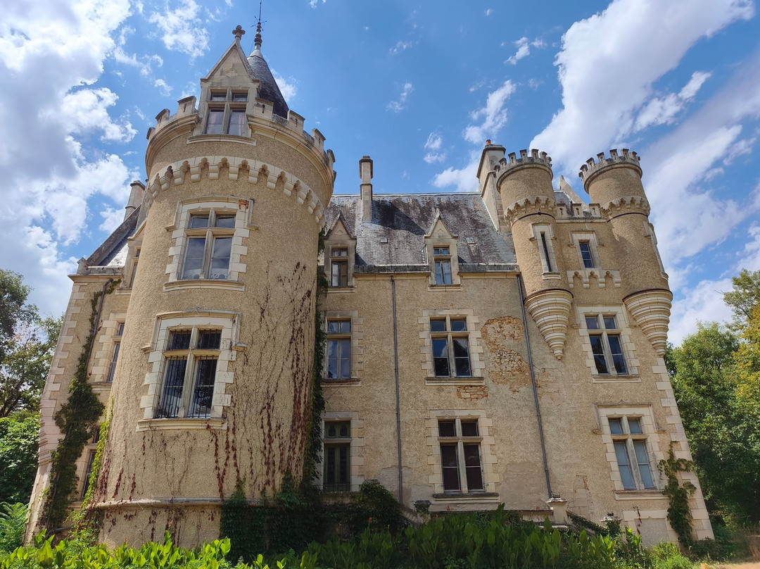 Chateau de Fougeret-Queaux必去景点