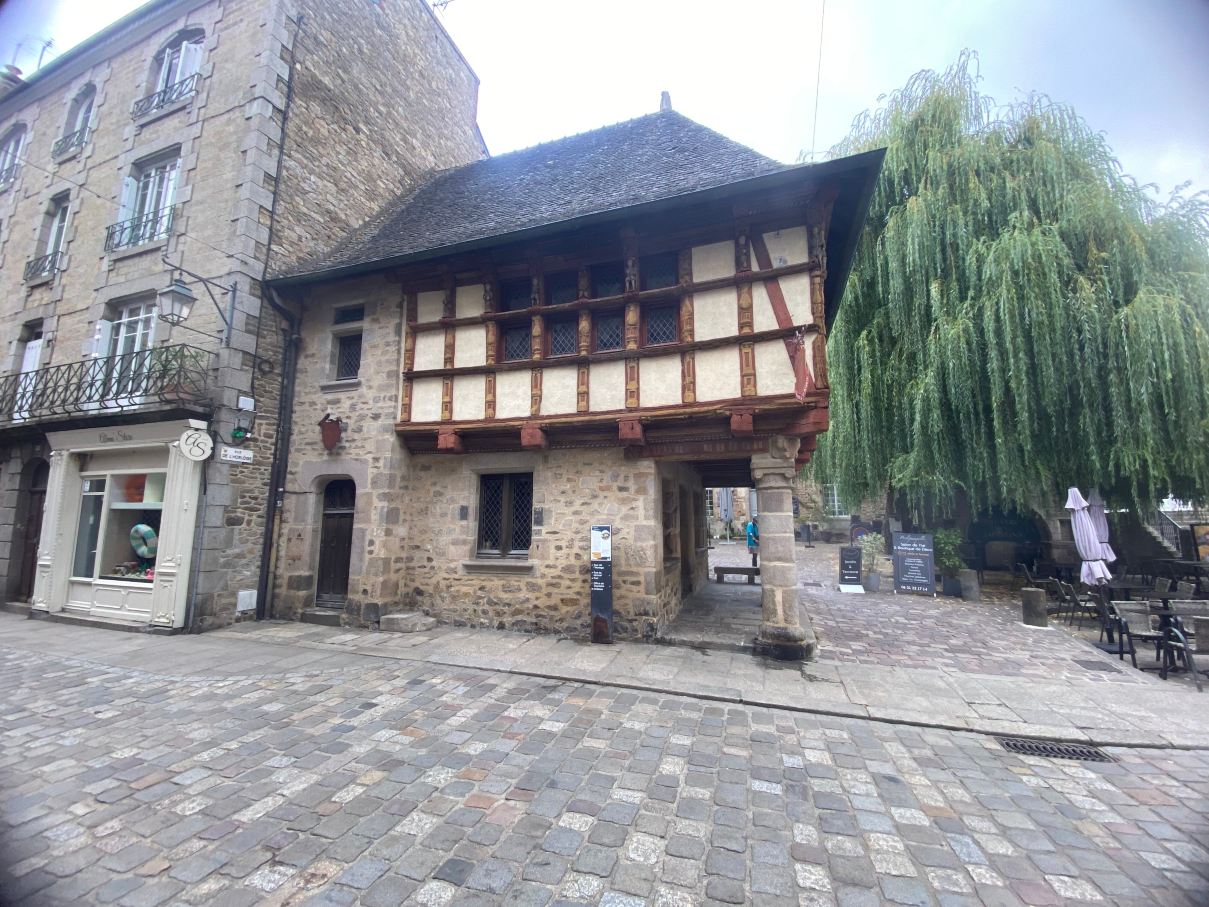 迪南科内塔布尔英式酒店-旅行者