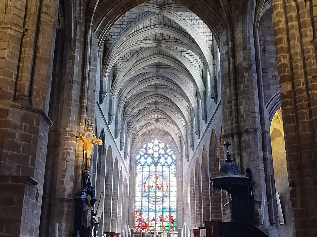 Collégiale Saint-Aubin-Guerande必去景点
