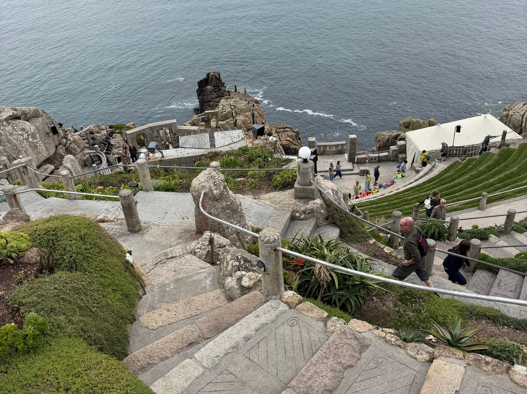 米纳克剧场-彭赞斯必去景点