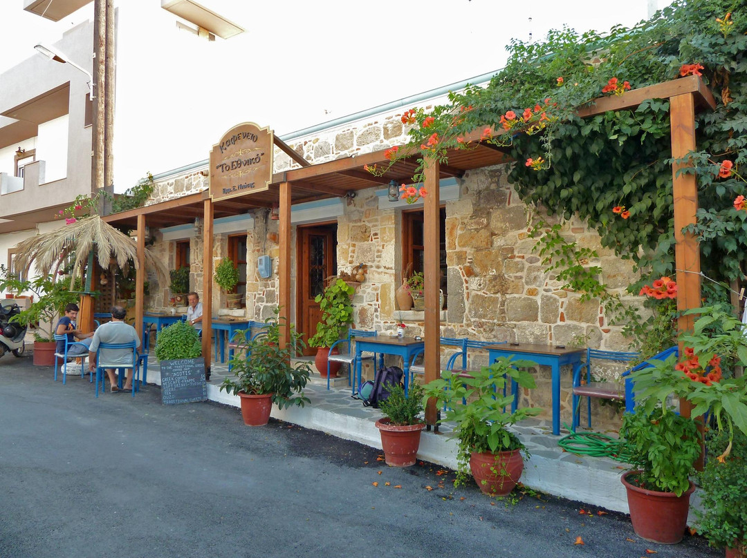 Pili餐馆和美食-Traditional coffee house Niotis