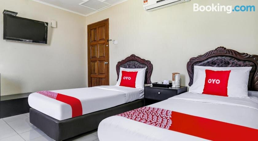 OYO 90376 Centre Point Hotel