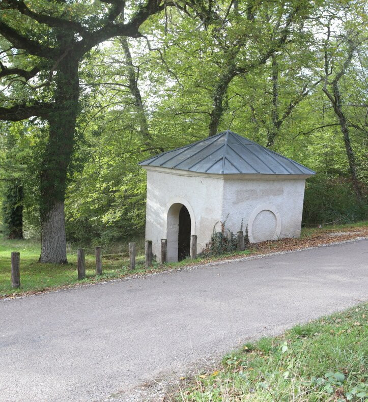 Fontaine De L'etang De Fontaine Couverte景点图片