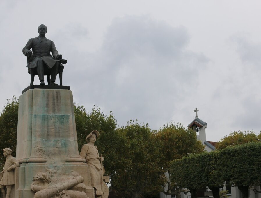 Monument À Henri Schneider景点图片