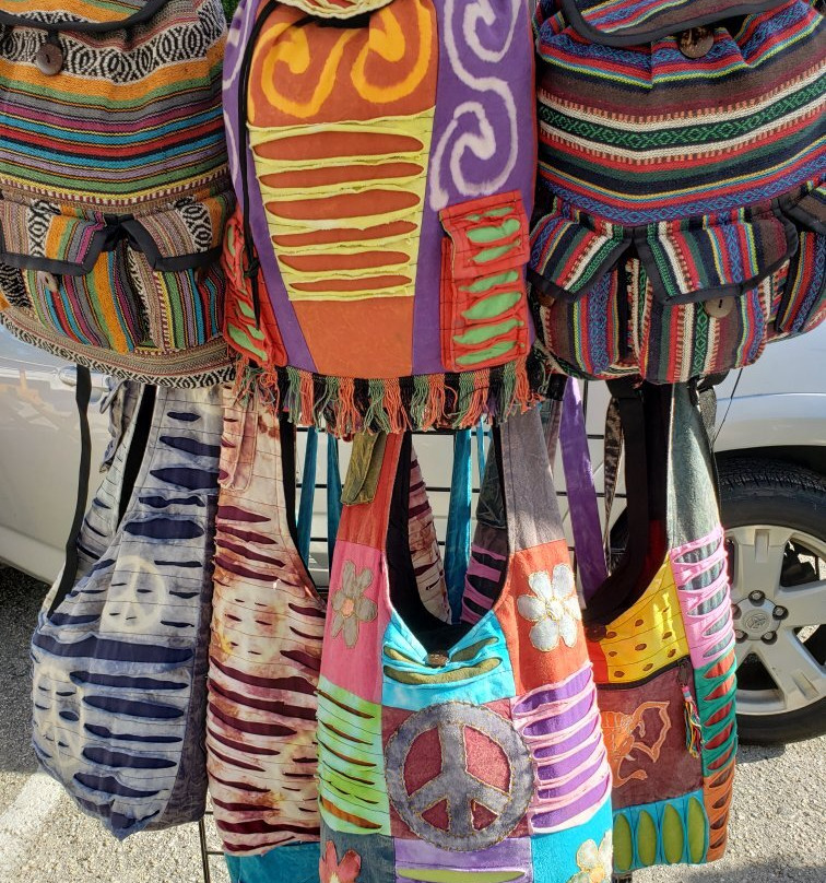 Santini Farmers Market-迈尔斯堡海滩必去景点