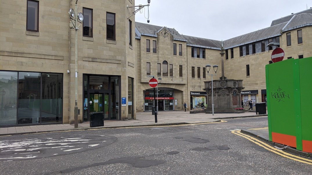 Mercat Cross and St John's Centre景点图片