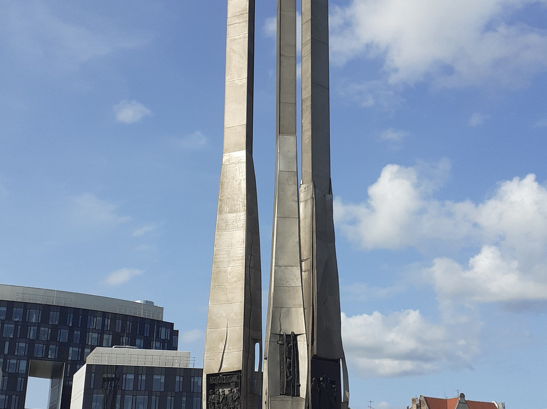Three Crosses Monument景点图片