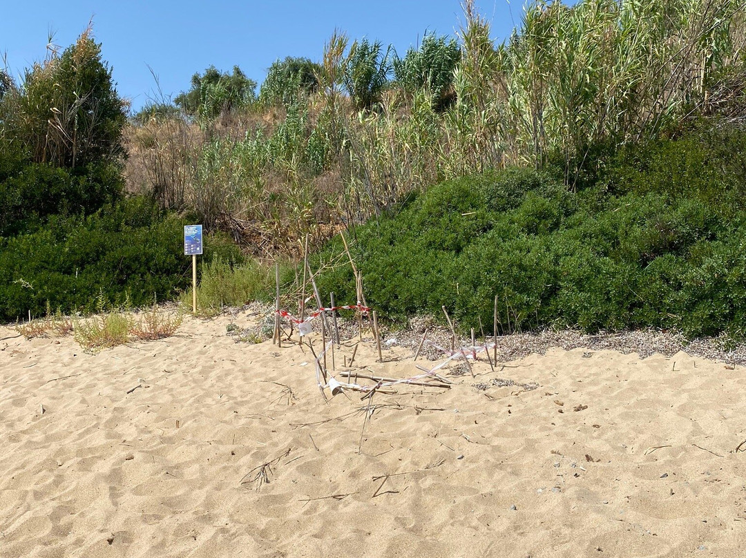 Peroulia Beach-Vounaria必去景点