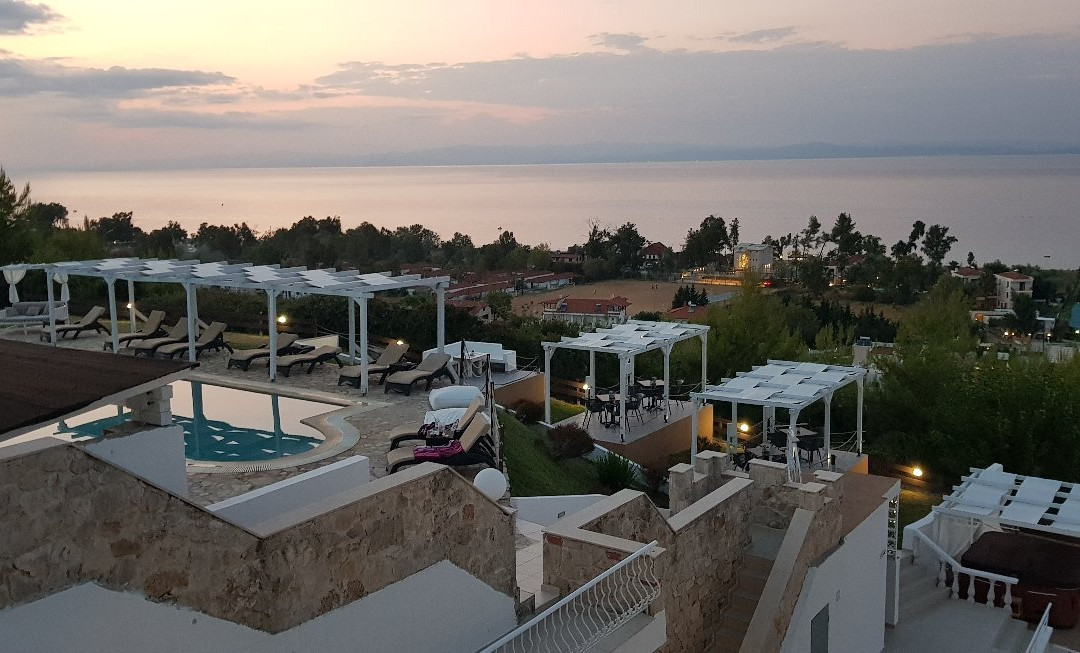 Bungalow White Tennis Apartments & Suites主图