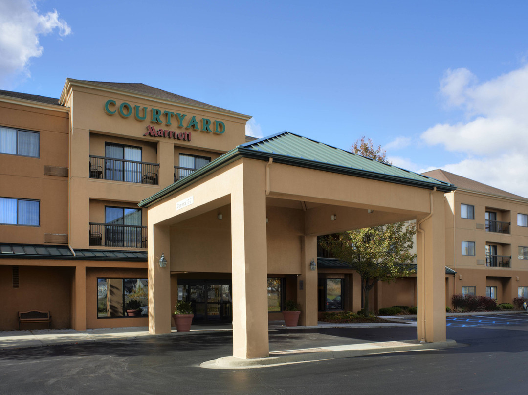 底特律尤蒂卡万怡酒店主图