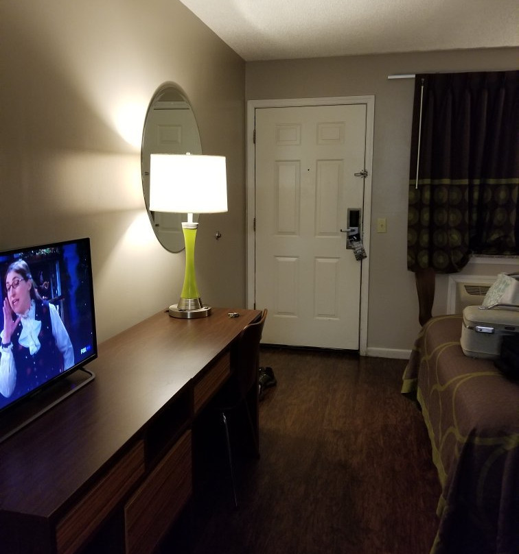 Super 8 by Wyndham Madison主图