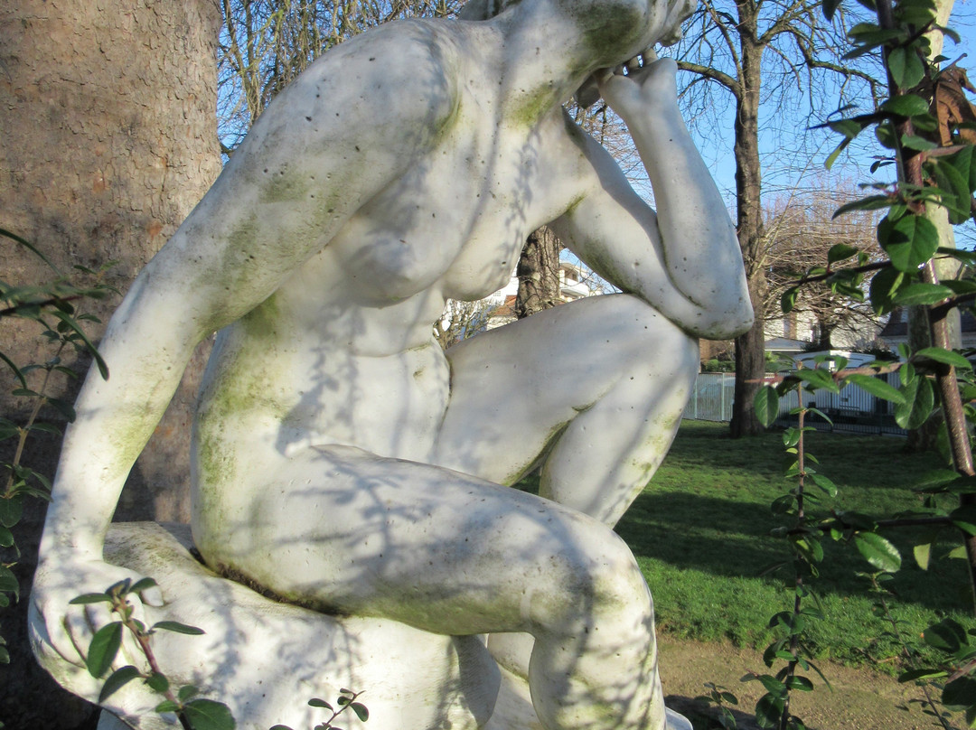 Square Victor Basch-圣莫代福塞必去景点