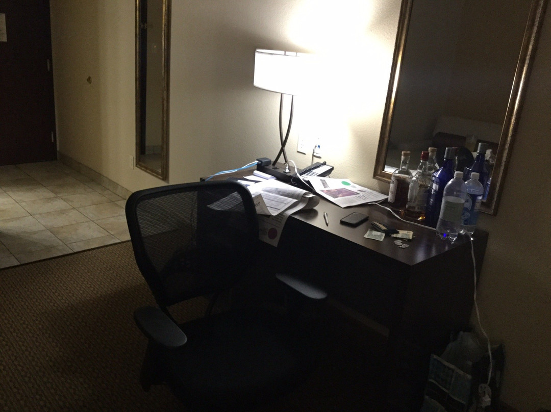 科洛尼皇冠贝斯特韦斯特优质套房酒店主图