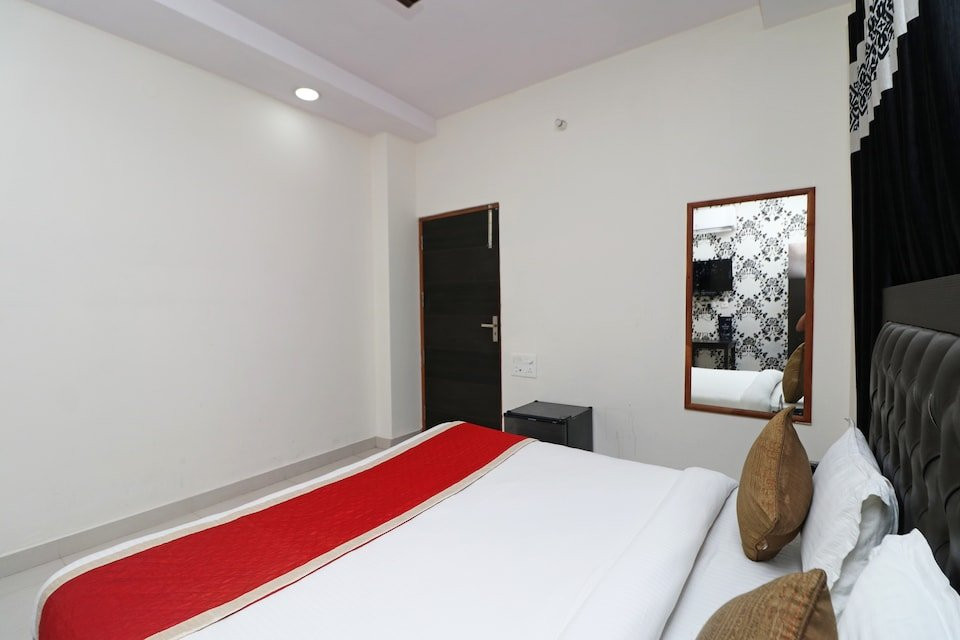 OYO 11717 Gold Star Suits主图