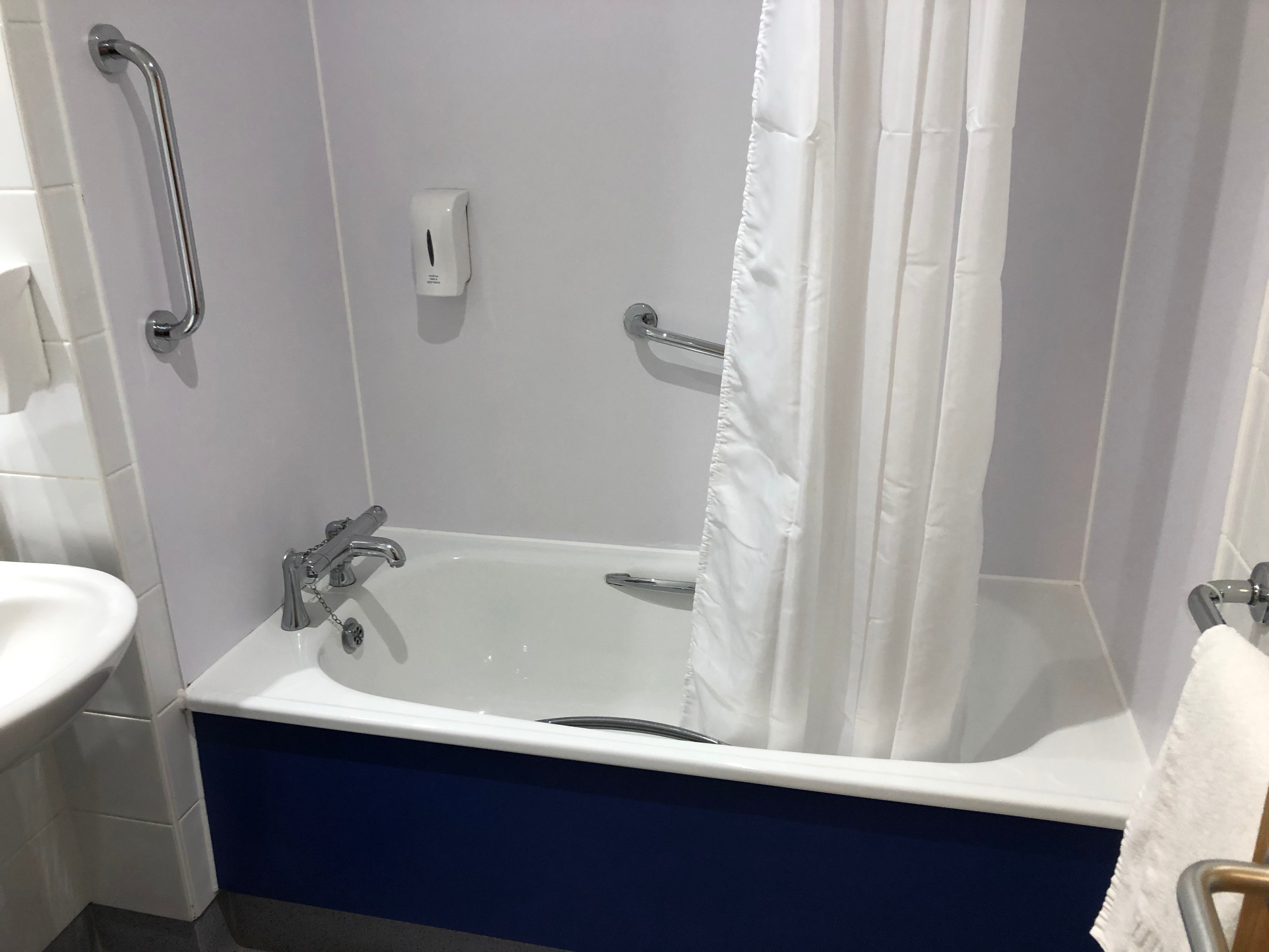 Travelodge Leeds Bradford Airport-浴室
