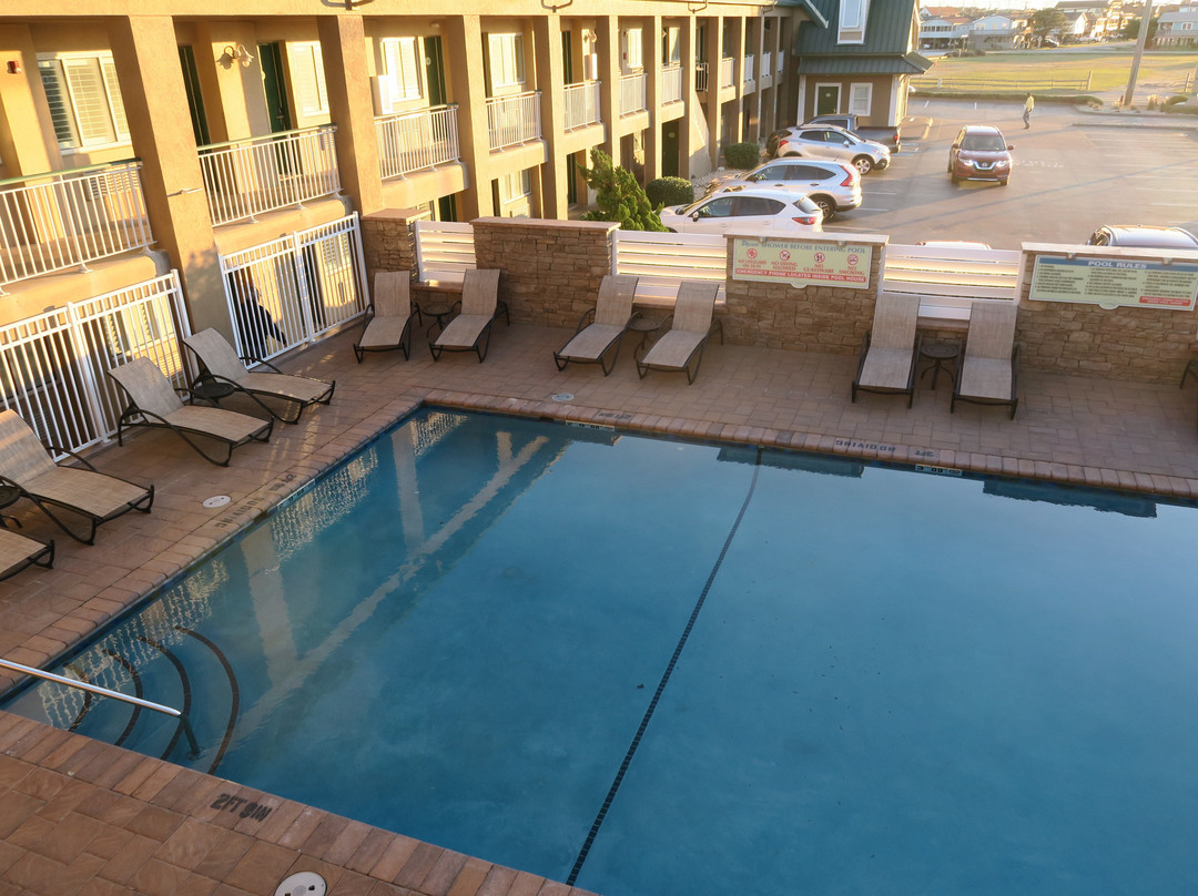 Shutters On the Banks主图