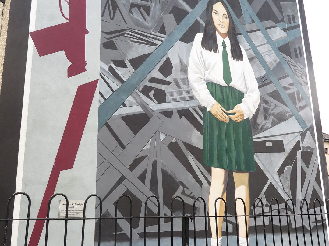 Republican Murals: Girl In School Uniform景点图片