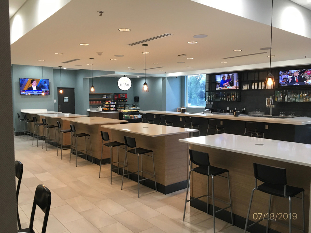洲际酒店集团费耶特维尔西-布拉格堡地区假日酒店及套房主图