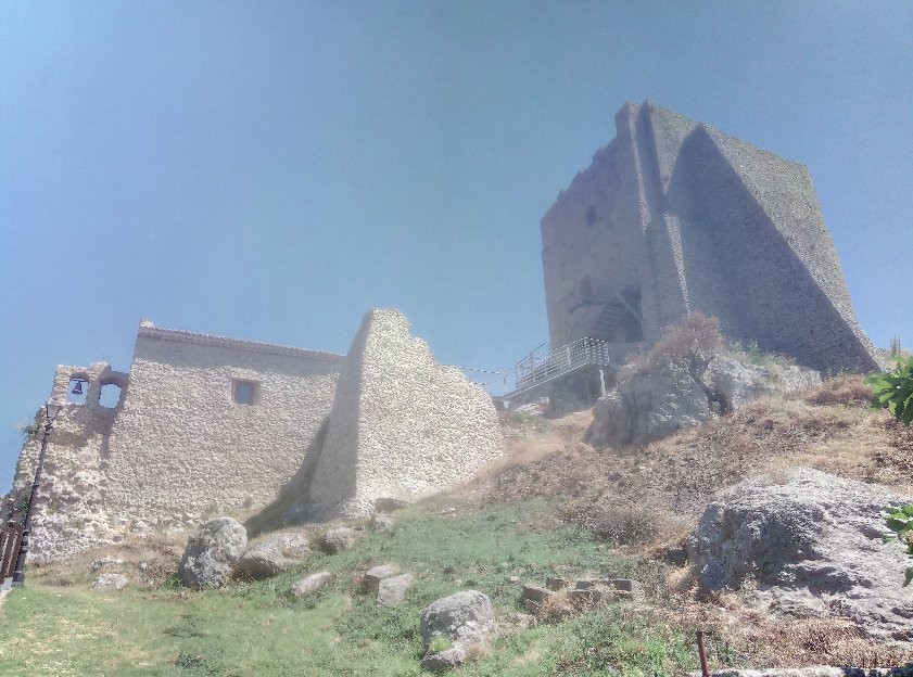 Castello dei Conti d'Aquino景点图片