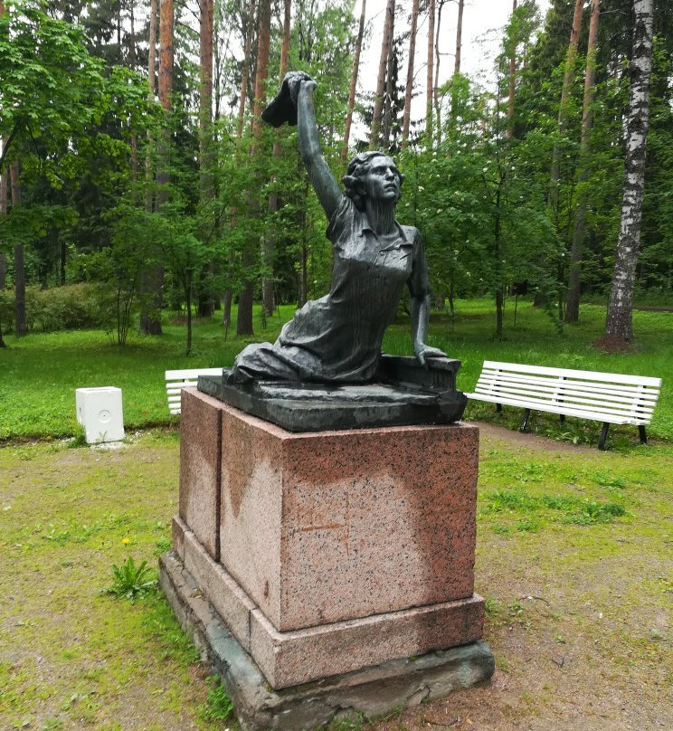 Monument to Raymonde Dien景点图片