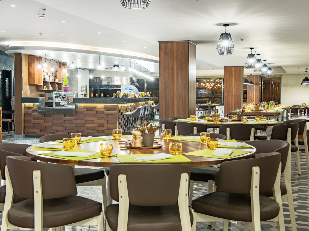 Radisson Hotel & Apartments Dammam Industrial City主图