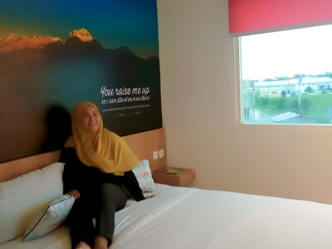 Front One Hotel Airport Solo主图