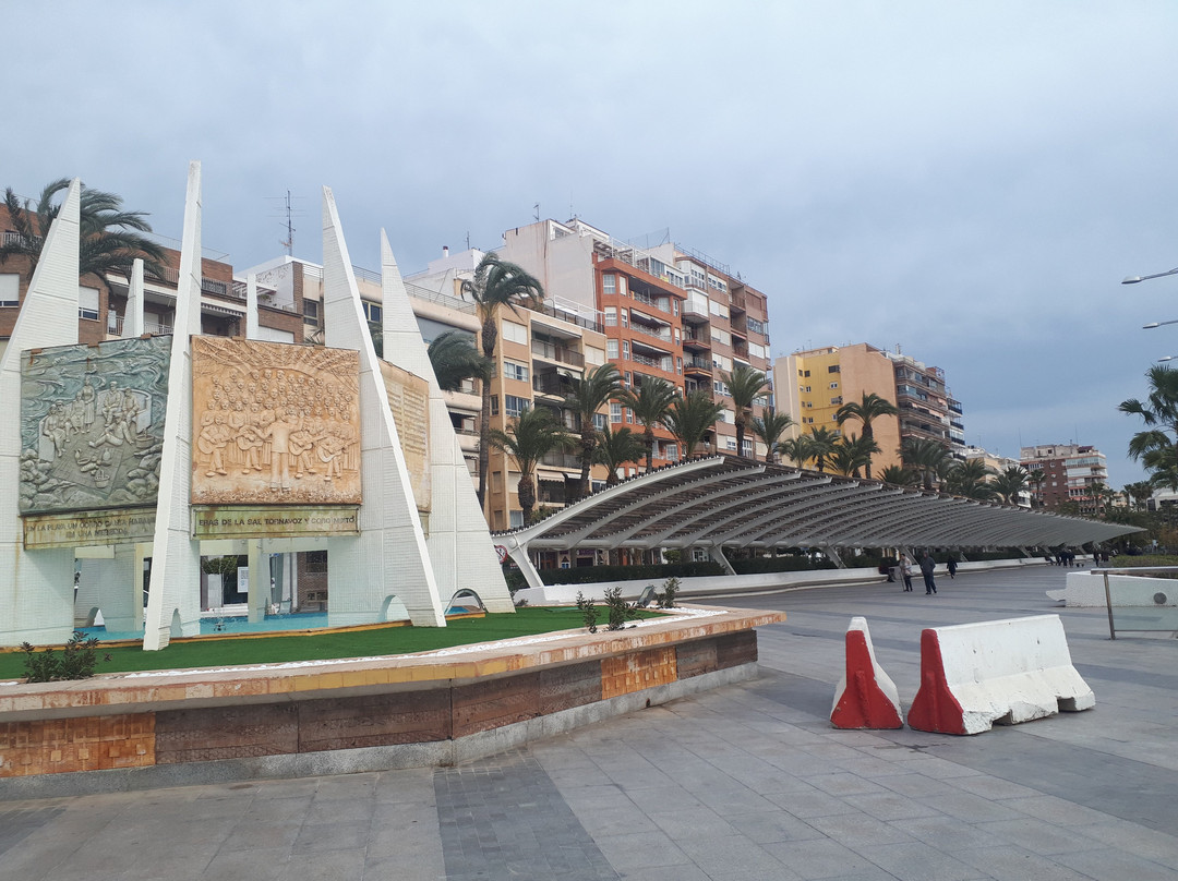 Monumento de Las Coralistas-托雷维耶哈必去景点