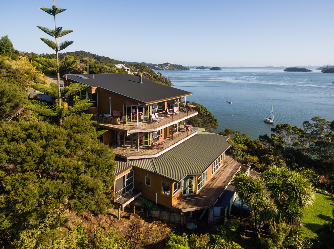悬崖边缘海游客小屋